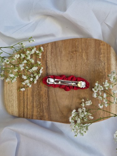 Czerwona spinka na klips handmade tył.jpg
