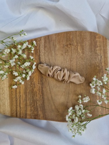 Beżowa spinka na klips handmade.jpg