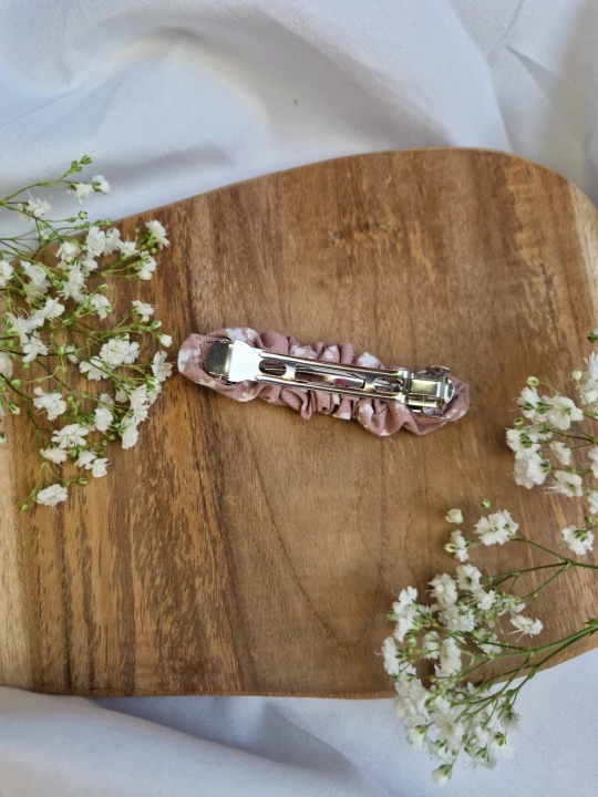 Różowe kwiatki spinka na klips handmade tył.jpg