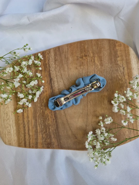 Niebieska spinka na klips handmade tył.jpg