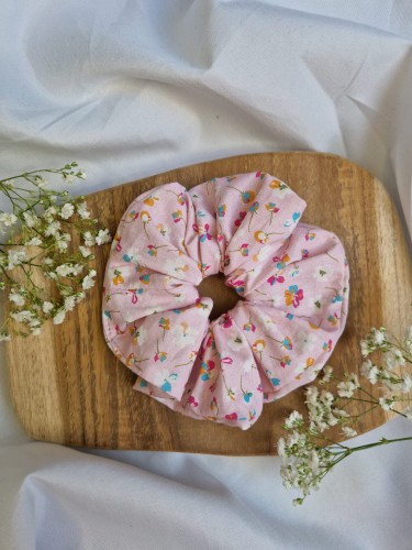 Scrunchie pudrowy róż w kwiatuszki.jpg