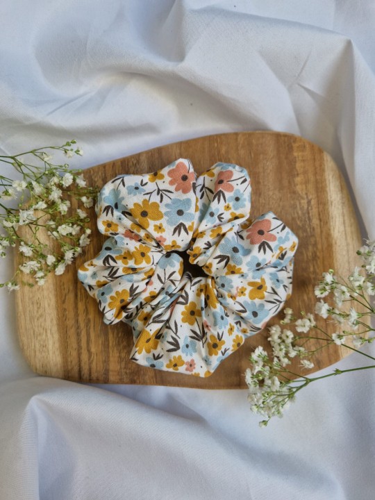 Gumka do włosów scrunchie w kolorowe kwiatki.jpg